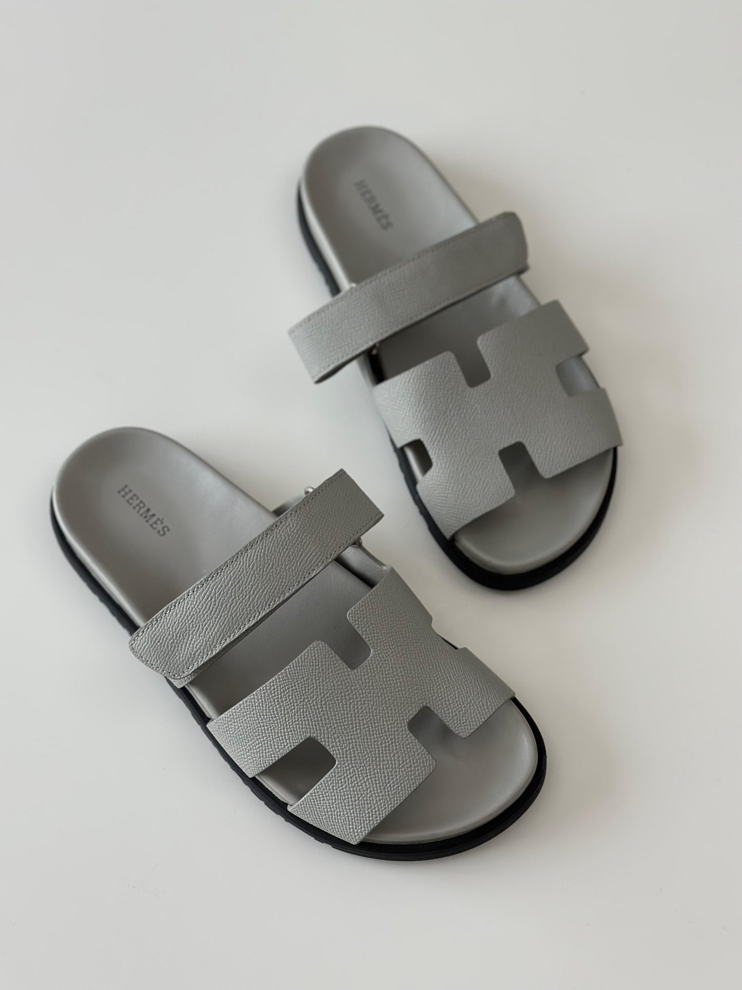 Hermès Chypre Sandal in White Leather – Slip-On with Adjustable “H” Strap