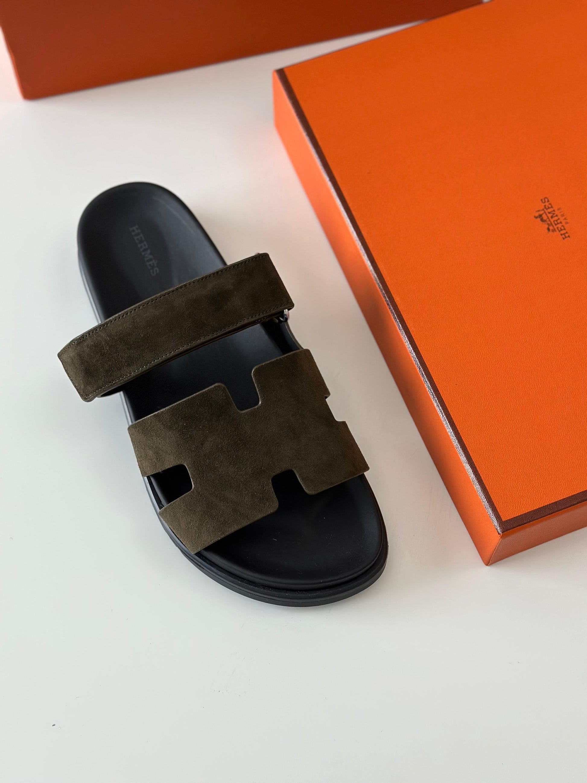 Hermès Chypre Sandal in Green Suede Goatskin – Slip-On with Adjustable Strap”