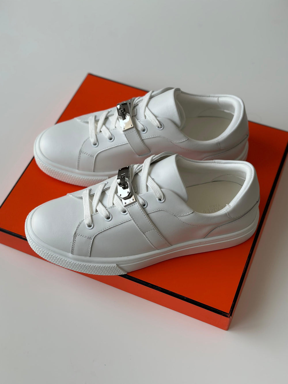 Hermès Day Sneaker in White Calfskin & Suede – Modern Urban Leather Sneaker with Kelly Buckle